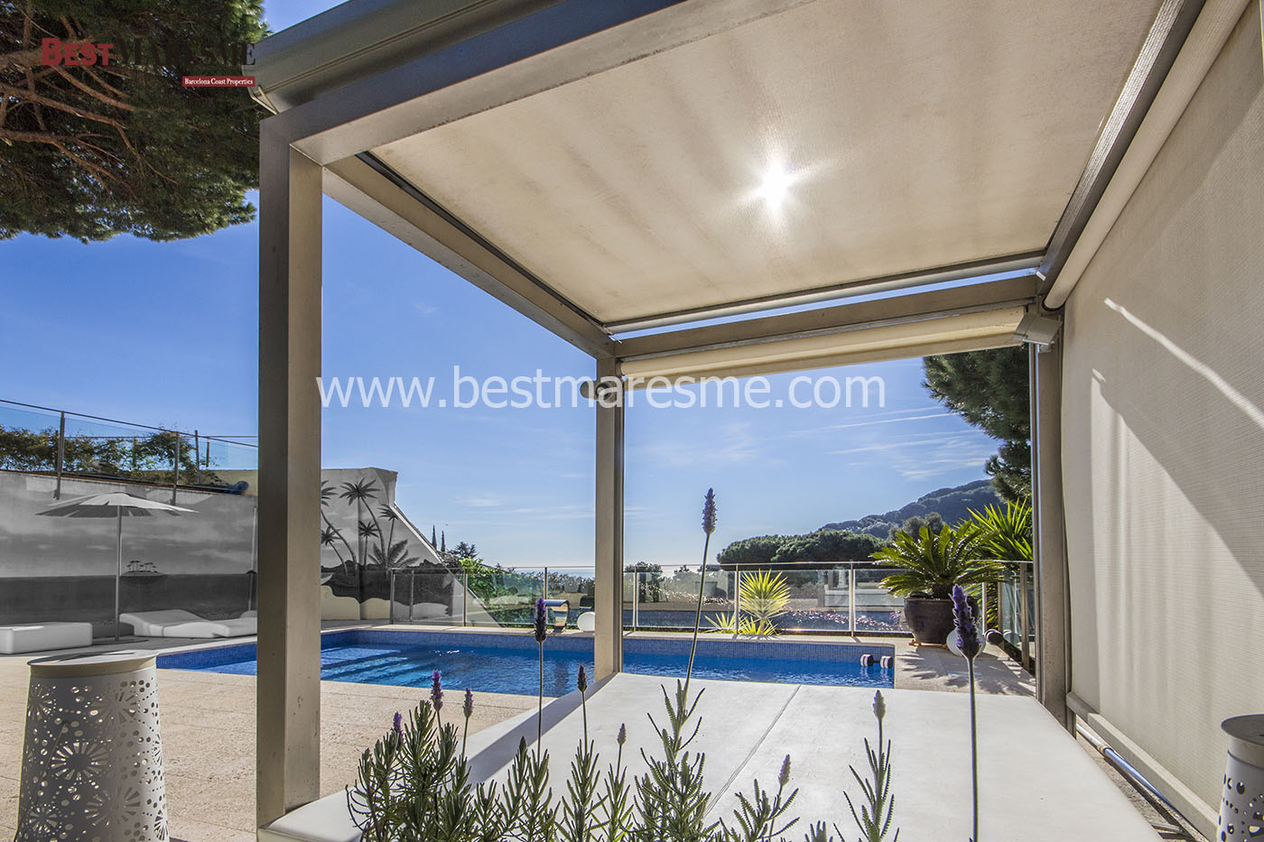 Piscina salina con zona de descanso