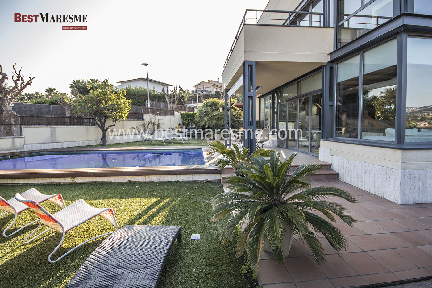 Vistas Jardín y Piscina