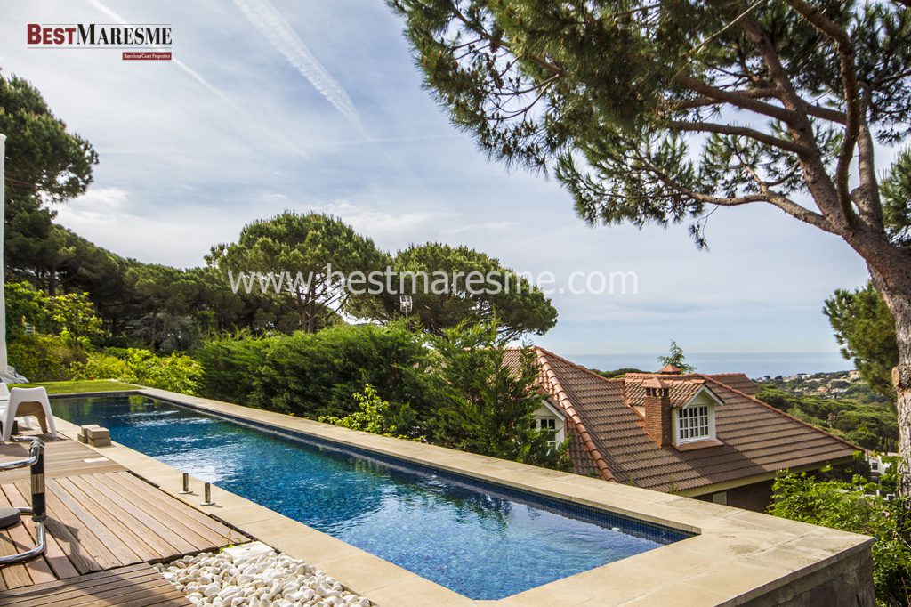 Terraza de teca y piscina con fantásticos vistas al mar