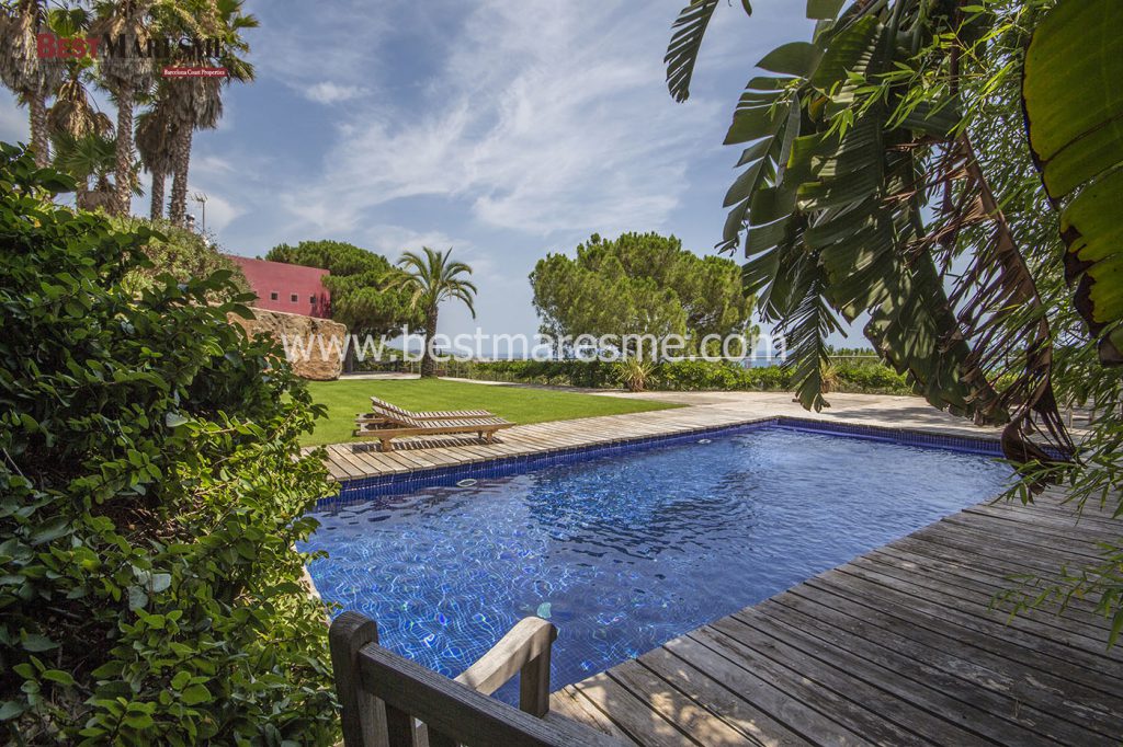 Piscina de agua salina con cascada