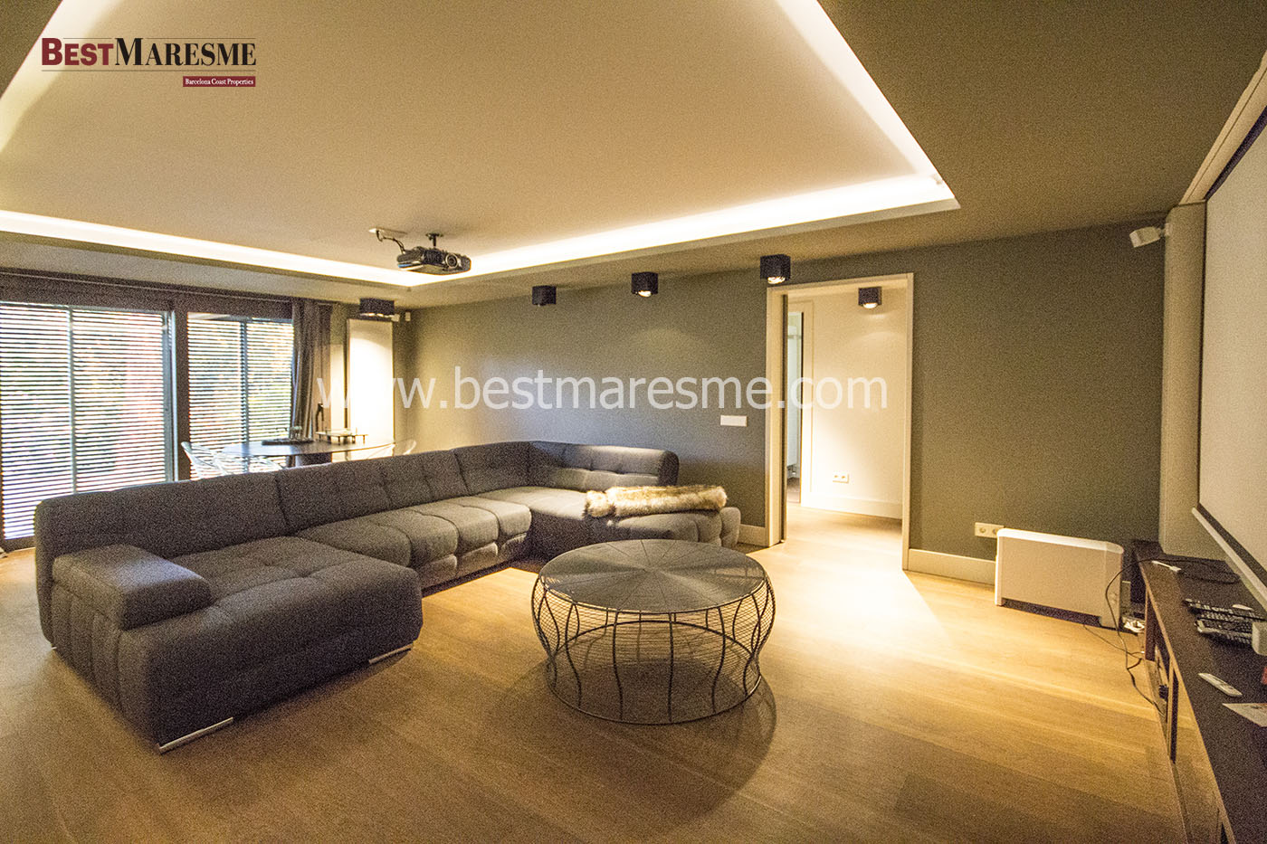 Zona de ocio con home cinema y gimnasio