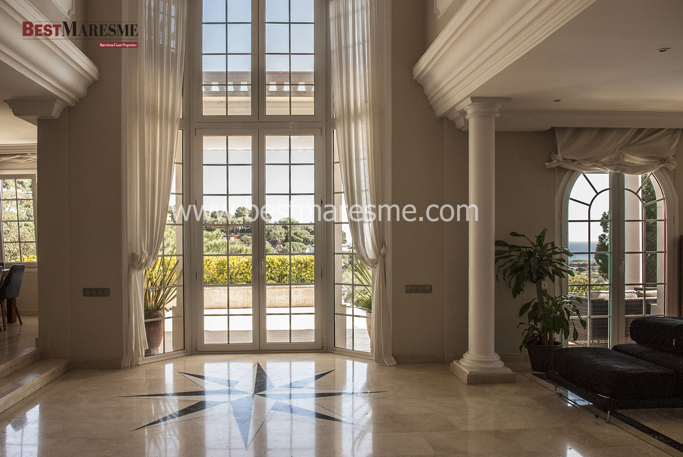 Salón con salida a piscina