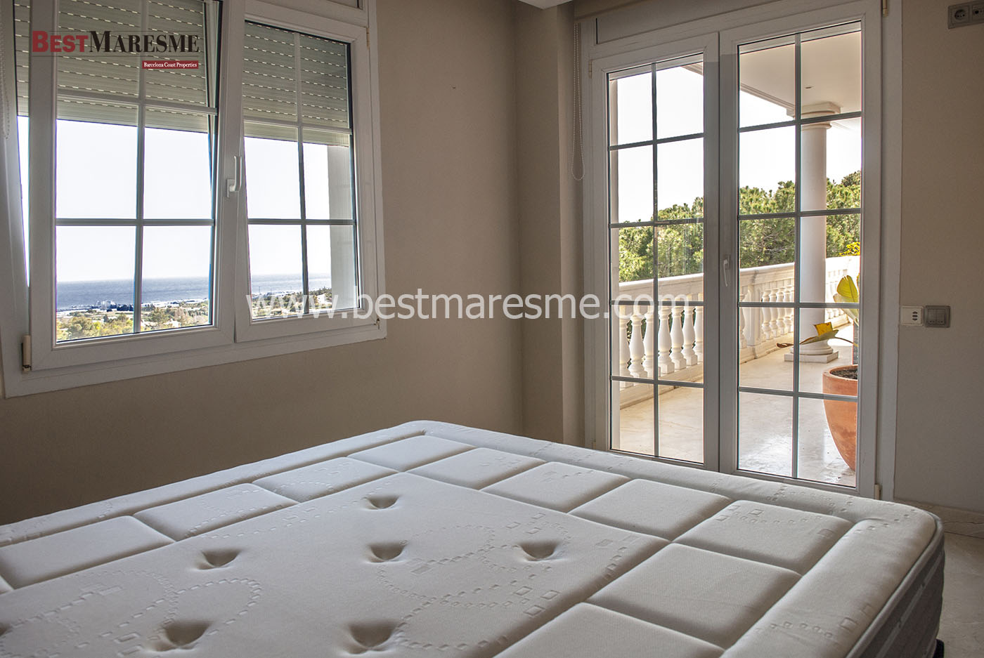 Dormitorio con terraza