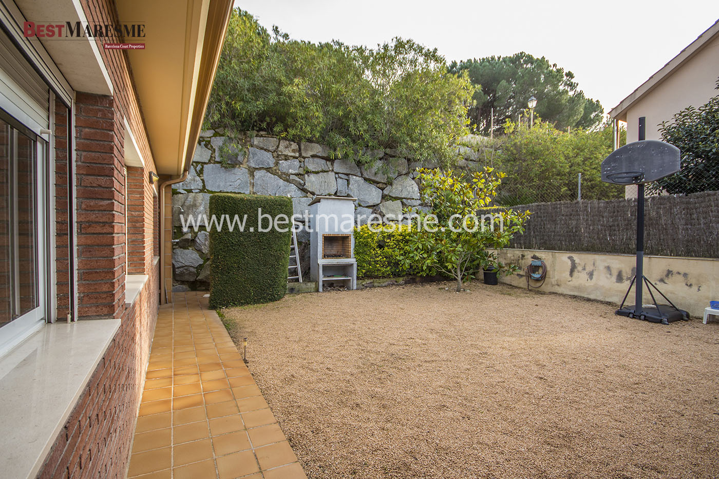 Zona de Barbacoa. Posibilidad de construir piscina.