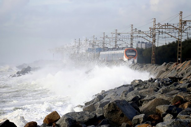 Vía del tren afectada por el temporal 