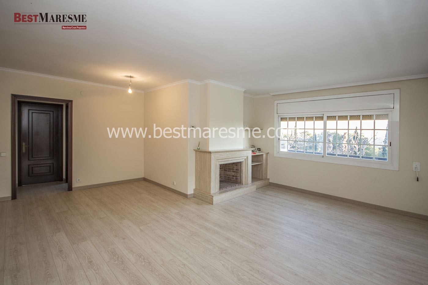 Casa en venta en Premia de Dalt Salón comedor con chimenea