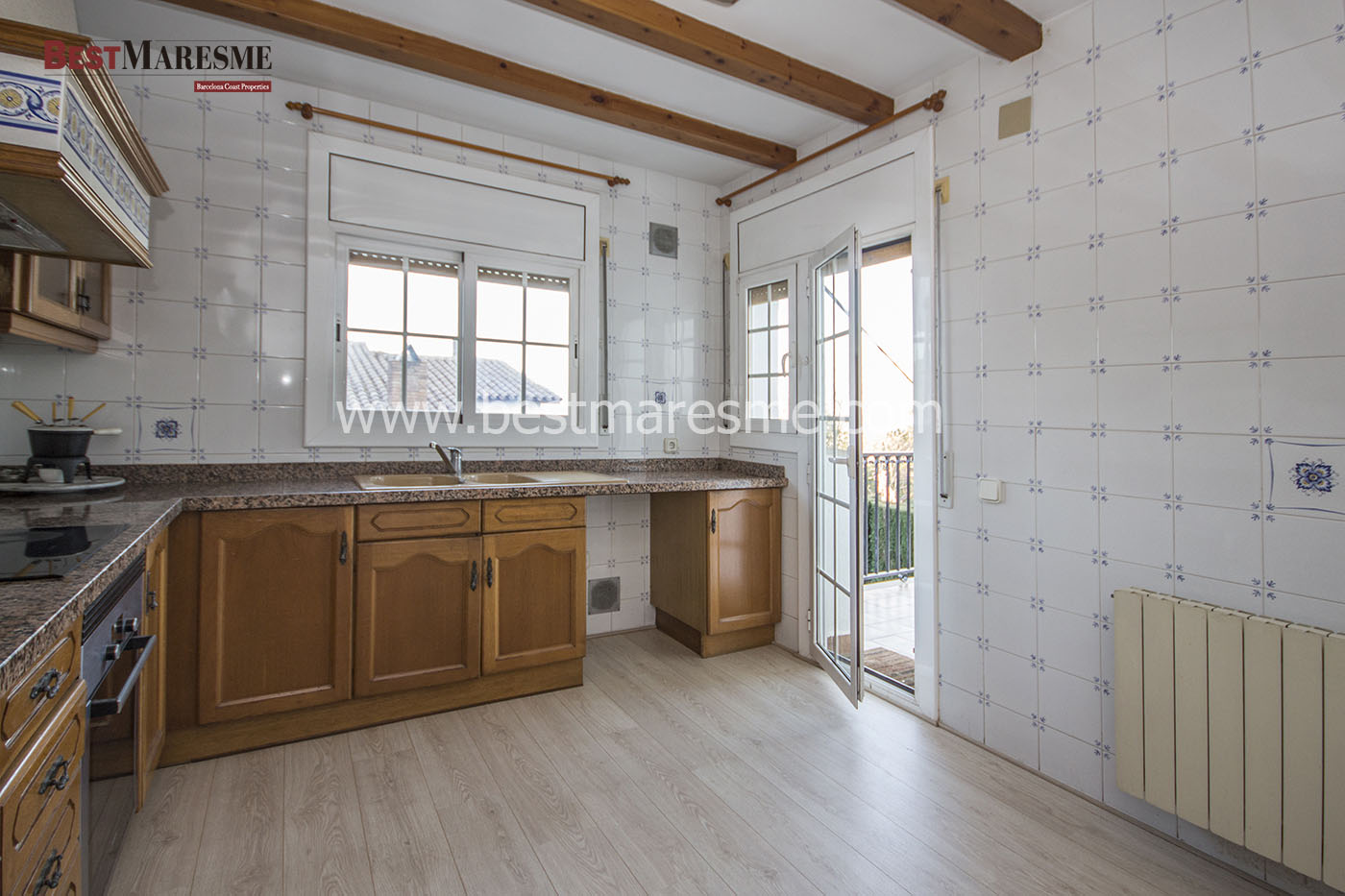 Casa en venta en Premia de Dalt Cocina equipada y salida al exterior