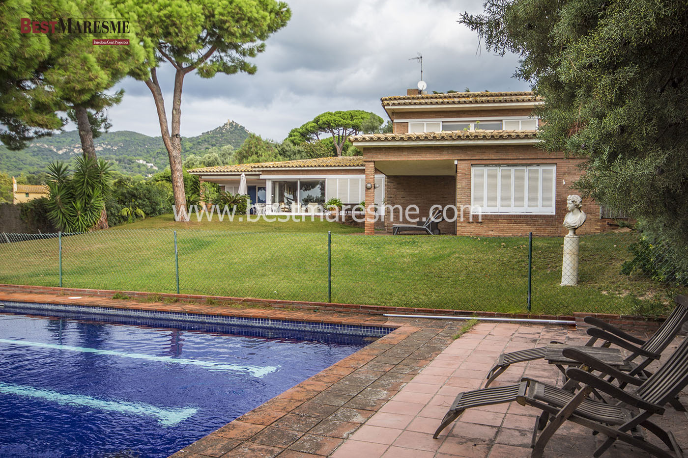 Zona piscina con squash y vestuarios.