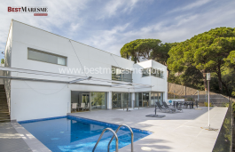 Contemporary home in natural surroundings with panoramic views and great privacy