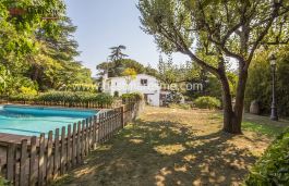 Fantastic 20th century farmhouse completely renovated with high quality materials.