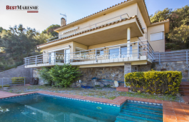 Bonita casa unifamiliar convertida en dos viviendas totalmente independientes con jardín y piscina.