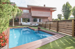 Impeccable home located 5 minutes from the center of the town of Cabrils, built in 2003, completely renovated with a beautiful private pool.