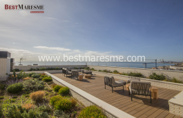Brand new, with beautiful views of the sea and two steps from the beach.