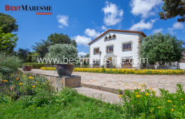 For sale Historic farmhouse, centrally located and with a magnificent distribution. Sant Andreu de Llavaneres