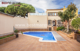 Vilassar de Mar dowtown, with private garage and heated outdoor pool