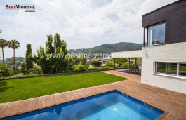 Moderna, minimalista con espacios interiores amplios y luminosos. Piscina Privada