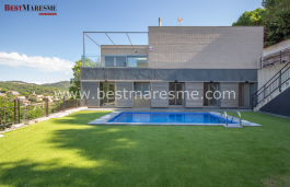 315 m² construidos sobre una amplia parcela plana de 823 m² ascensor y piscina