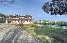 La casa se ubica en una magnífica parcela esquinera totalmente plana de 1.061 m², con acceso por dos calles.