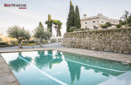 Spectacular neoclassical villa, built in 1850 and completely renovated
