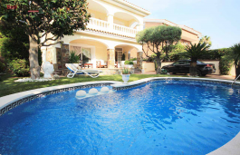 Cozy luxury house in the center of the town of Premià de Mar, located just a minute away from the sea, the yacht club and the train station.