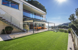 Diseño lineal con espectaculares vistas al mar y a los campos de viña. Alella