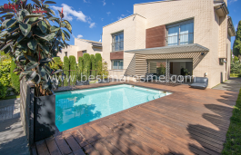 Maison individuelle exclusive à vendre, d'une superficie de 386 m² sur un terrain de 413 m² à Vilassar de Dalt.