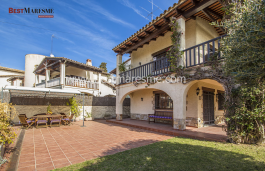 Preciosa casa unifamiliar en zona residencial tranquila y muy cerca del centro urbano, servicios, comercios y conexiones.