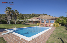 Exclusive property for sale in a private urbanization Mas Ram in Badalona, with a privileged location and sea views