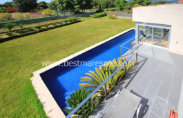 Estil modern i renovada actualment. Molt lluminosa amb porxo exterior, jardí i preciosa piscina