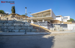 A haven of elegance, privacy and comfort with magnificent sea views!