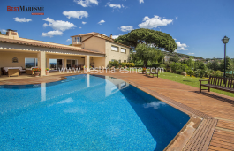 Excelente villa de estilo mediterráneo de 800 m² construidos, situada en una parcela de 5.000 m2