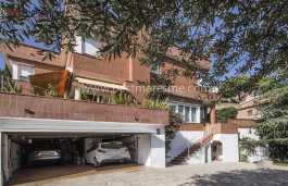 Acogedora Casa en venta en Alella con piscina y frontón. Excelentes vistas panorámicas.