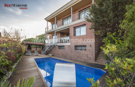 Espacios bien distribuidos, fantástica zona fresca de verano, porche de suelos de madera con sofás y cálida iluminación. Piscina con cascada