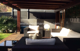 Espacios bien distribuidos, fantástica zona fresca de verano, porche de suelos de madera con sofás y cálida iluminación. Piscina con cascada