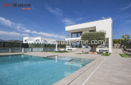 Luxury, tranquility and panoramic sea views, on a double plot of 933 m2