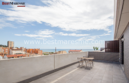 Ático con gran terraza, a dos minutos andando de la playa y de todos los servicios esenciales