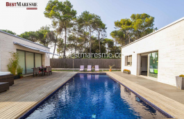 Beautiful design house and at the same time classic near the Golf. Travertine marble facade. Large windows