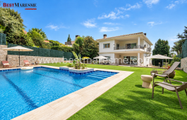Elegante villa de estilo señorial con jardines privados, piscina y vistas al mar