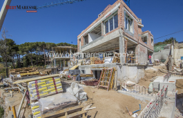 Luxueuse maison de design avec une vue fantastique sur la mer, située sur la Costa de Barcelona avec beaucoup de lumière