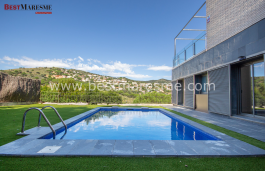 315 m² construidos sobre una amplia parcela plana de 823 m² ascensor y piscina