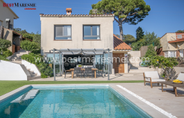 Detached house with a garden and private pool