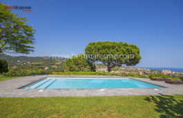 Spacious and elegant house built on a double size plot having spectacular views. It is located in the most exclusive area of Alella, just 15 km from the center of Barcelona.