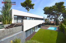 Spectacular contemporary house in the center of the town of Premià de Dalt, on the Costa del Maresme, well communicated