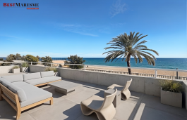 Продаётся великолепный таунхаус, полностью отремонтированный, с садом и собственным гаражом на берегу моря!