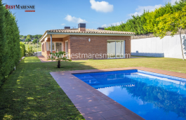 Casa con la vivienda en una planta situada en zona Golf Sant Vicenç de Montalt con una parcela totalmente plana de 800 m2 