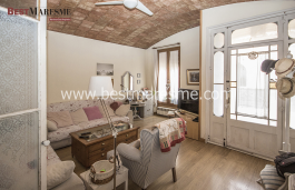 Town house, renovated, with a lot of charm in the center of town and next to the beach
