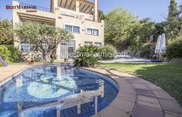 A large garden of more than 1,000 m2 surrounds the house, it is a relaxing space with swimming pool, barbecue area and porch.