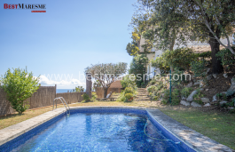 Exclusiva casa reformada con piscina, jardín, espectaculares vistas al Mediterráneo y total privacidad en Cabrils