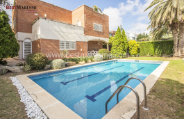 Casa en venta de 610 m2 construidos en parcela plana, con jardín y piscina