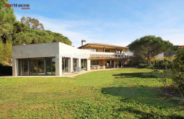 Practical house, great privacy, completely surrounded by vegetation. Large pool to enjoy both in summer as winter